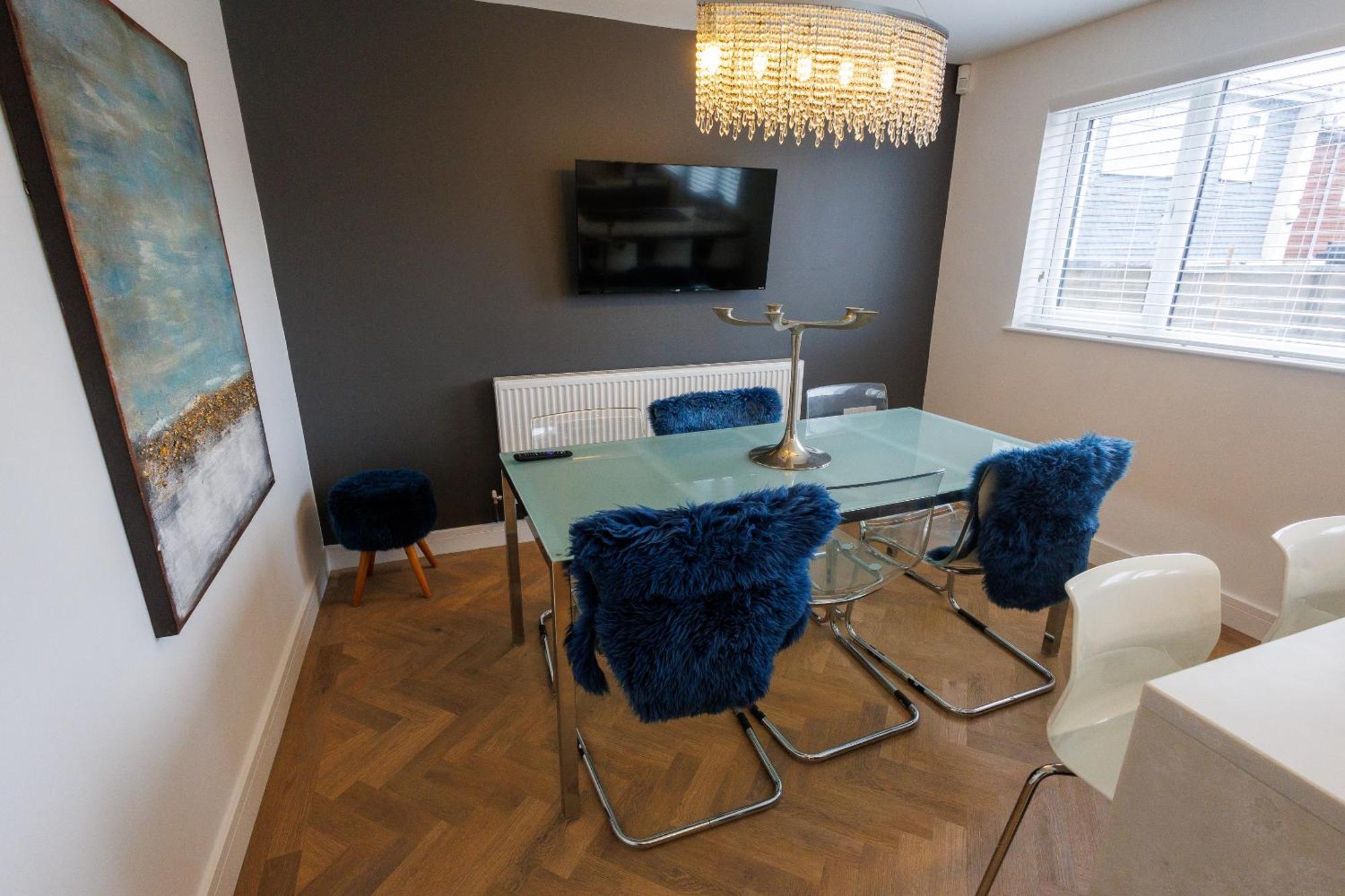 Uber Stylish 3 Bedroom Home Off Road Parking Near Town Centre And Bike Park Wales Мертир-Тидвилл Экстерьер фото