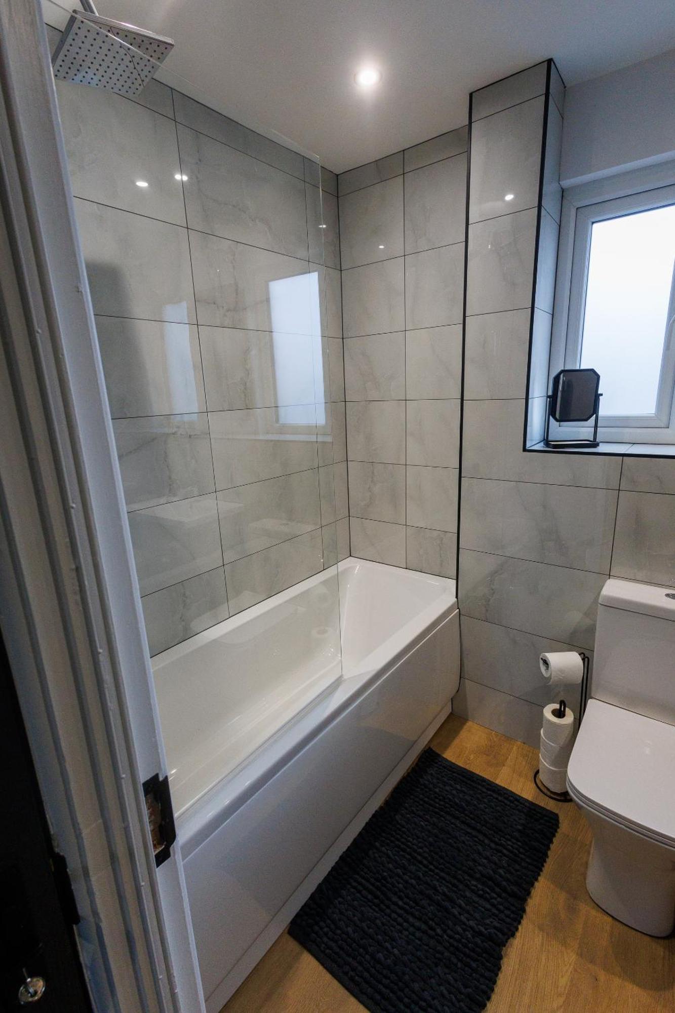 Uber Stylish 3 Bedroom Home Off Road Parking Near Town Centre And Bike Park Wales Мертир-Тидвилл Экстерьер фото