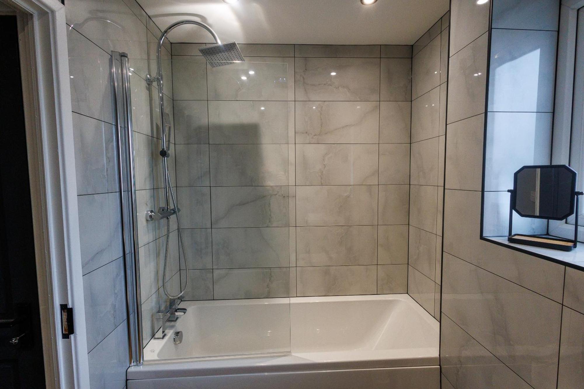 Uber Stylish 3 Bedroom Home Off Road Parking Near Town Centre And Bike Park Wales Мертир-Тидвилл Экстерьер фото