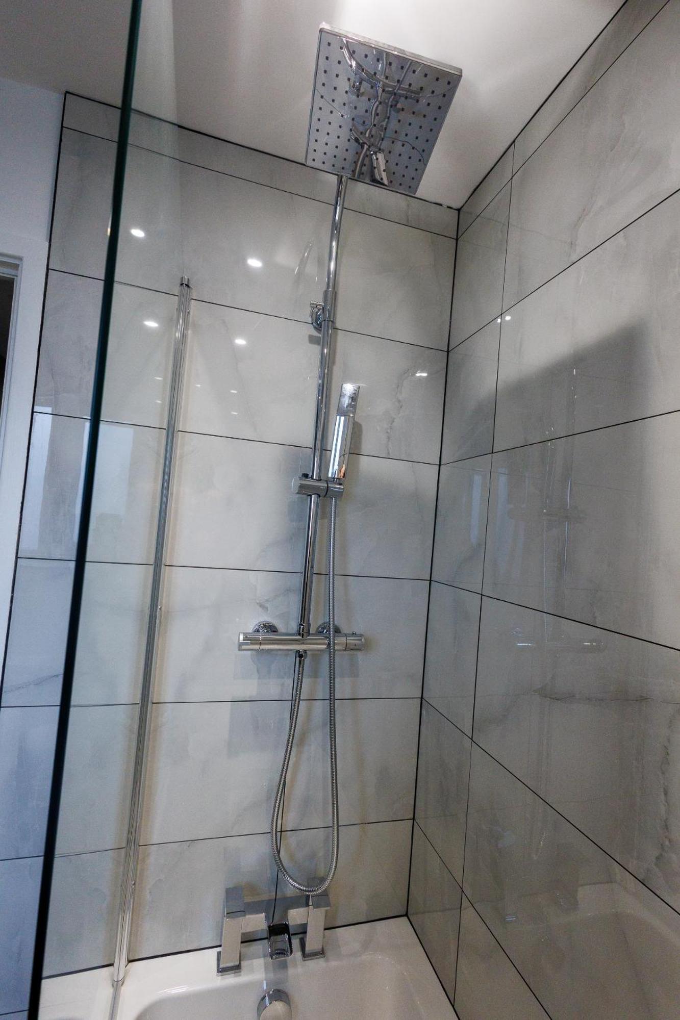 Uber Stylish 3 Bedroom Home Off Road Parking Near Town Centre And Bike Park Wales Мертир-Тидвилл Экстерьер фото